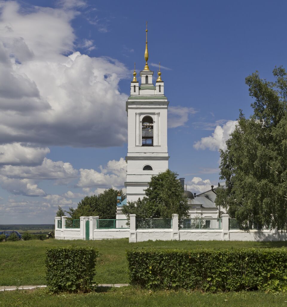 Казанская церковь в Константинове среди берёз