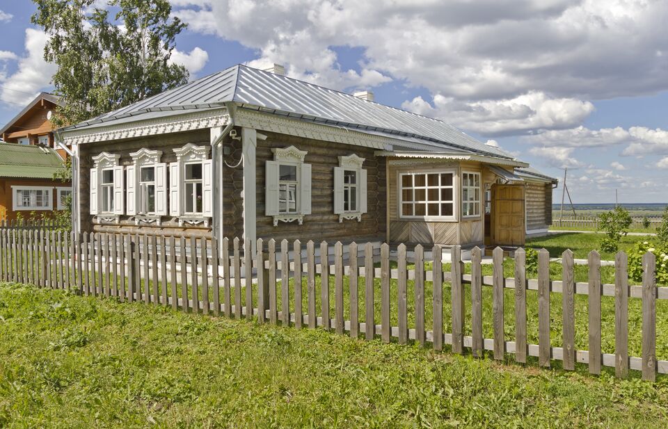 Крестьянская изба с резными наличниками в Константинове
